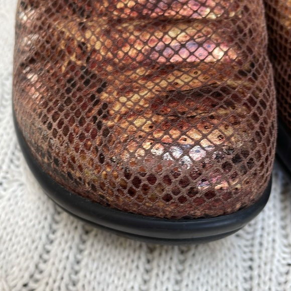 Women’s Alegria Sz 37 Bronze/Copper Snake Print Clogs. Slip resistant. Leather - Picture 8 of 11